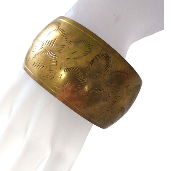 Vintage Etched Brass Bangle Bracelet Engraved Estate Bronze Patina Chunky Boho. - Picture 7 of 16